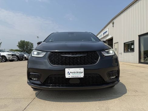 Used 2021 Chrysler Pacifica Touring-L w/ Uconnect Theater Family Group AWD/4WD image 28