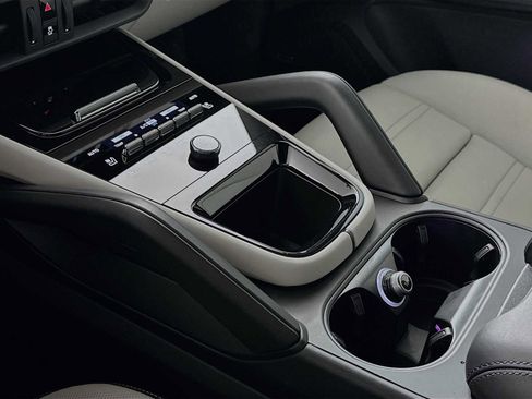 Used 2025 Porsche Cayenne image 20