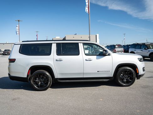 Used 2025 Jeep Wagoneer L Series II image 11