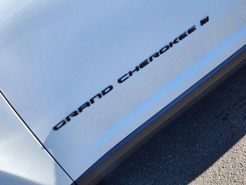 New 2025 Jeep Grand Cherokee Altitude image 18