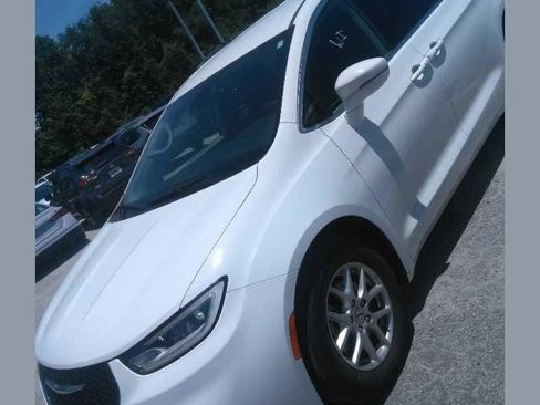 Used 2022 Chrysler Pacifica Touring-L FWD image 1