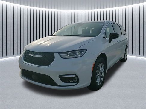 New 2026 Chrysler Pacifica Limited w/ Uconnect Theater Family Group image 16