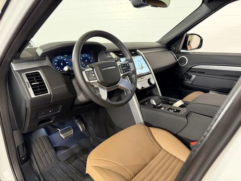 Used 2025 Land Rover Discovery Dynamic SE AWD/4WD image 11