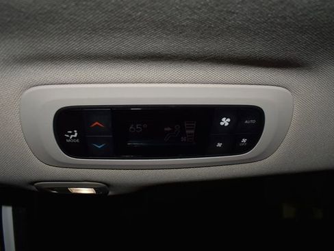 Used 2023 Chrysler Pacifica Limited image 31