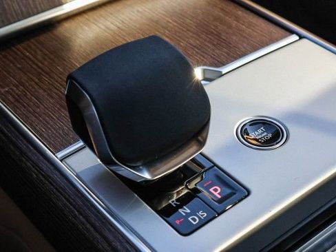 New 2025 Land Rover Range Rover Long Wheelbase SE image 39