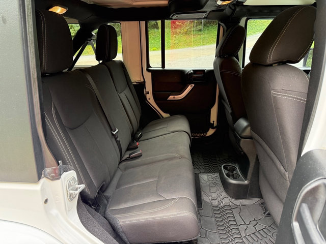 Used 2017 Jeep Wrangler Unlimited Sahara w/ Connectivity Group AWD/4WD image 17