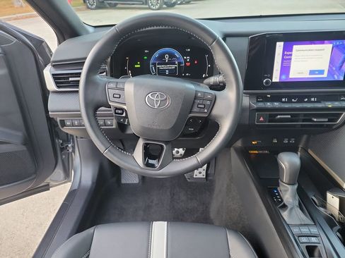 Used 2025 Toyota Camry SE image 21