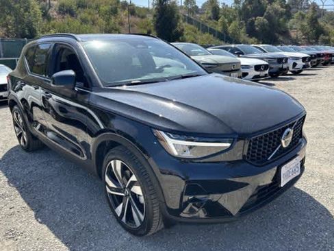 Used 2023 Volvo XC40 B5 Plus w/ Protection Package Premier AWD/4WD image 7