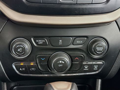 Used 2014 Jeep Cherokee Latitude w/ Cold Weather Group FWD image 21
