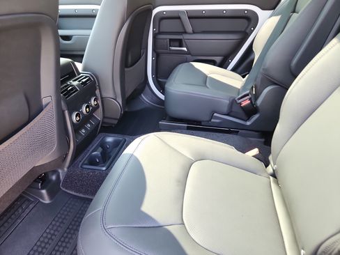 Used 2025 Land Rover Defender 130 S image 5