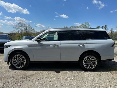 New 2026 Lincoln Navigator Reserve AWD/4WD image 2