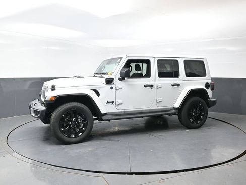Used 2025 Jeep Wrangler Unlimited Sahara AWD/4WD image 9