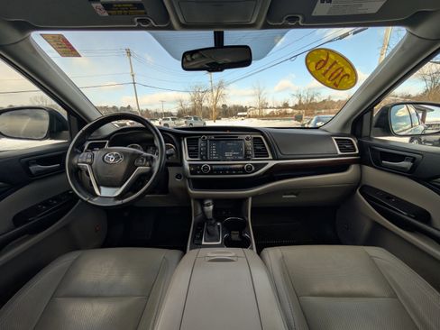 Used 2016 Toyota Highlander Limited image 2
