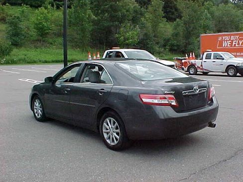 Used 2011 Toyota Camry XLE w/ SE/XLE Extra-Value Pkg FWD image 37