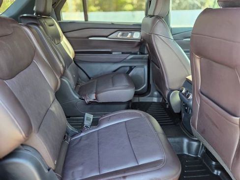 Used 2025 Ford Explorer Platinum image 17