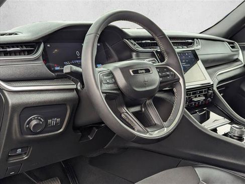 Used 2023 Jeep Grand Cherokee Altitude AWD/4WD image 10