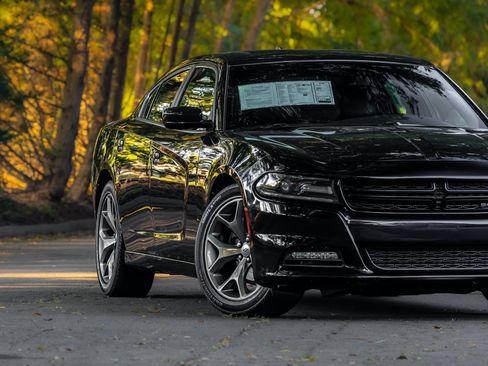 Used 2017 Dodge Charger SXT w/ Plus Group RWD image 27