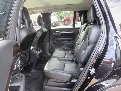 Used 2018 Volvo XC90 T6 Momentum w/ Convenience Package AWD/4WD image 18