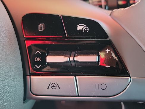 Certified 2025 Hyundai Elantra Sport FWD image 9