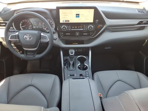 Used 2023 Toyota Highlander XLE FWD image 13