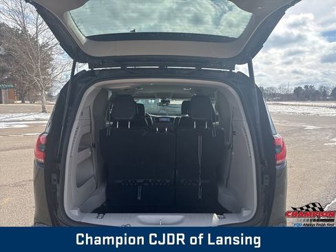 Used 2023 Chrysler Pacifica Touring-L image 9