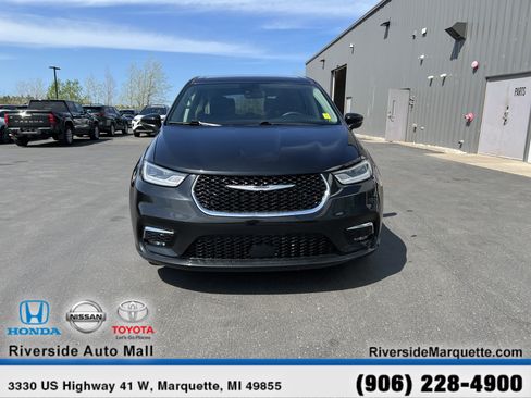 Used 2023 Chrysler Pacifica Touring-L FWD image 2