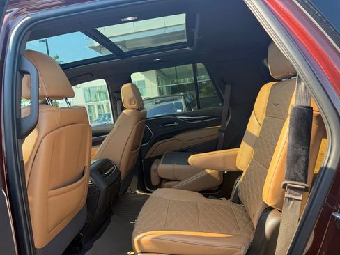 Used 2022 Cadillac Escalade Premium Luxury AWD/4WD image 13