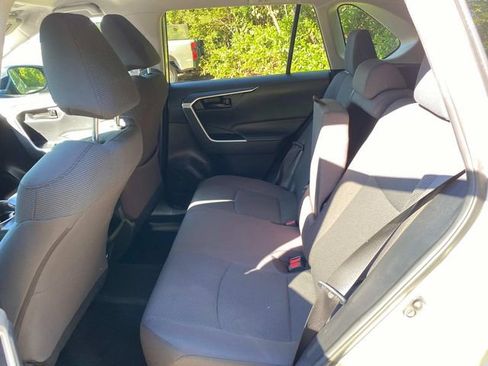 Used 2021 Toyota RAV4 LE FWD image 9