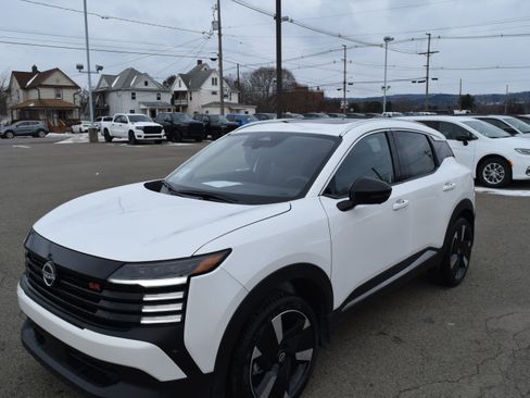 Used 2026 Nissan Kicks SR w/ SR Premium Package image 3