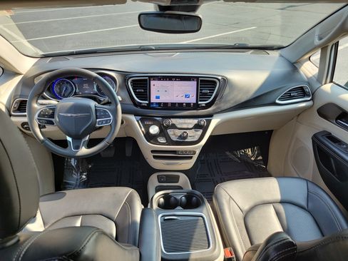 Used 2024 Chrysler Pacifica Touring-L FWD image 14