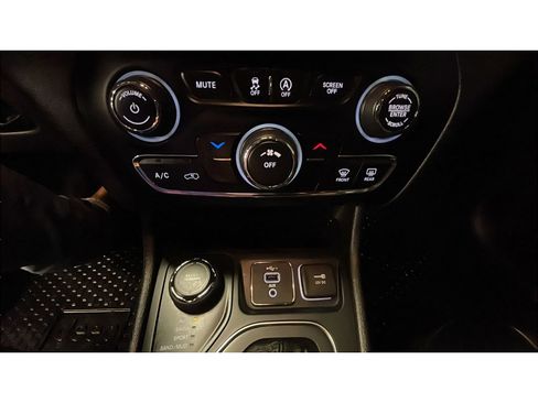 Used 2021 Jeep Cherokee Latitude Plus image 13