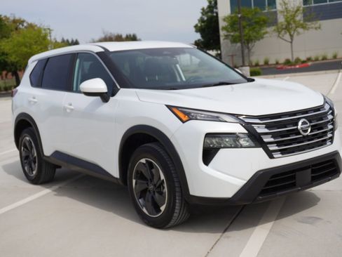 Used 2024 Nissan Rogue SV image 8