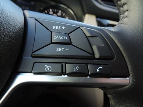 Used 2018 Nissan Rogue SV image 24