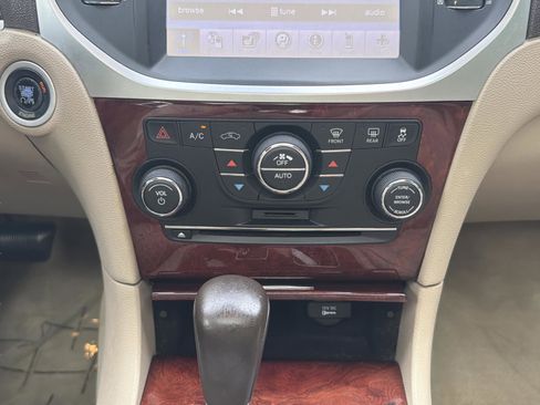 Used 2011 Chrysler 300 C image 25