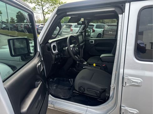 Used 2024 Jeep Wrangler Unlimited w/ Convenience Group AWD/4WD image 10