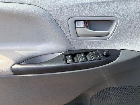 Used 2020 Toyota Sienna L FWD image 26