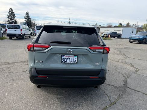 Used 2022 Toyota RAV4 XLE Premium image 4