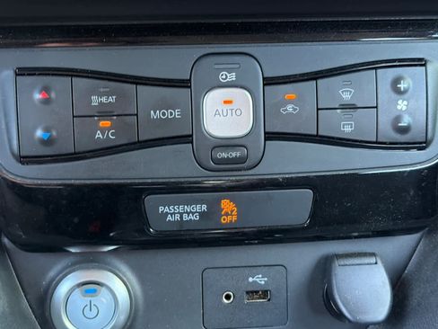 Used 2018 Nissan Leaf SV w/ SV Technology Package FWD image 23