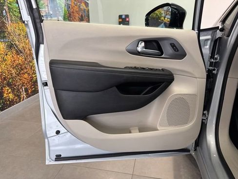 Used 2024 Chrysler Pacifica Touring-L image 22