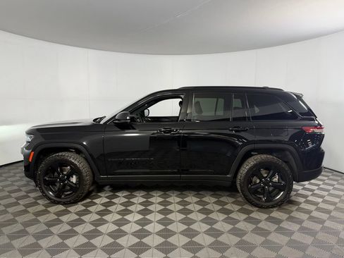 Certified 2025 Jeep Grand Cherokee Altitude AWD/4WD image 9