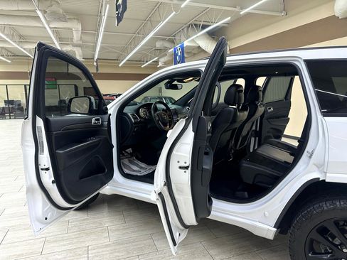 Used 2019 Jeep Grand Cherokee Altitude image 14