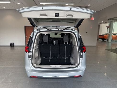 Used 2024 Chrysler Pacifica Touring-L FWD image 42