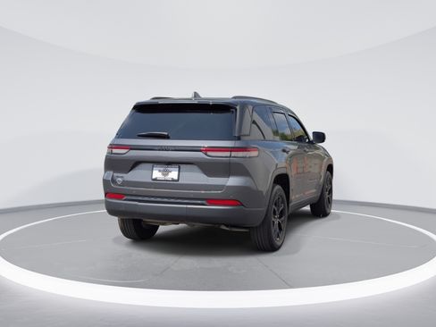 Used 2025 Jeep Grand Cherokee Altitude AWD/4WD image 7