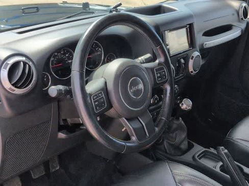 Used 2014 Jeep Wrangler Unlimited Sahara w/ Connectivity Group AWD/4WD image 10
