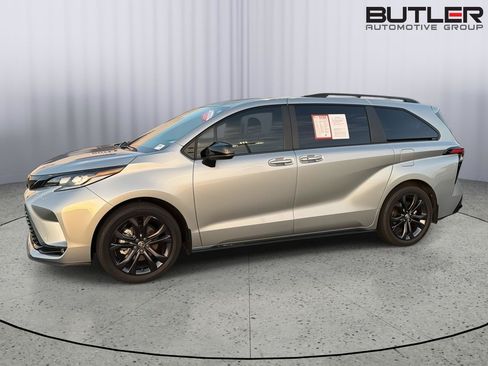 Certified 2025 Toyota Sienna XSE FWD image 3
