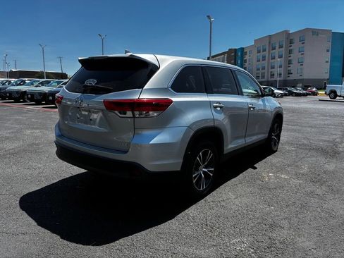 Used 2019 Toyota Highlander Plus FWD image 5