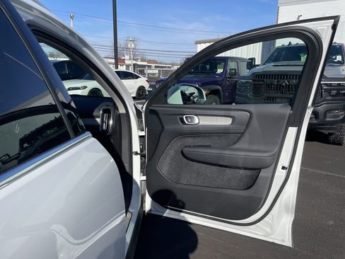 Used 2025 Volvo XC40 B5 Core image 9