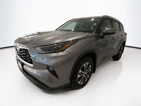 Certified 2026 Toyota Highlander XLE AWD/4WD image 3