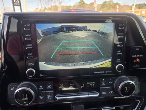 Used 2022 Toyota Highlander XLE image 4