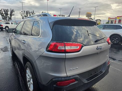 Used 2018 Jeep Cherokee Latitude w/ Safety Group AWD/4WD image 4